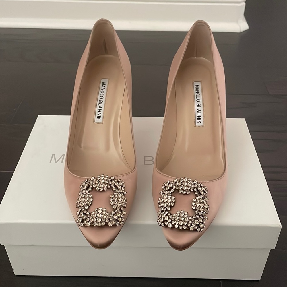 Manolo blahnik hangisi 70 satin pump in flesh